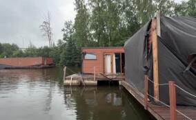 На Курголовском озере обнаружили шесть незаконных плавучих построек