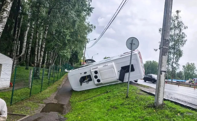 Во Всеволожском районе опрокинулся рейсовый автобус