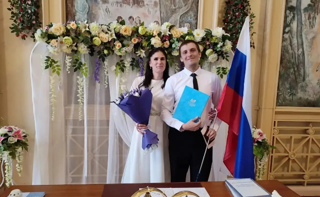 Более 250 пар в Ленобласти сыграют свадьбу накануне и в День флага