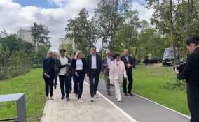 Александр Дрозденко осмотрел новый сквер вдоль Ижоры и встретился с пожарными в Коммунаре