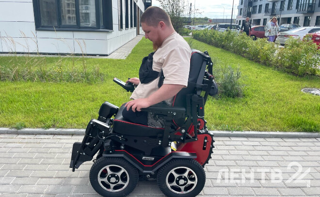 Ветеран СВО из Тихвина получил инвалидную коляску повышенной проходимости