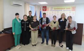 Родным погибших на СВО вручили их награды в Сланцевском районе