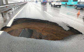 На КАД у Мурино из-за дождей провалился асфальт. Перекрыты две полосы