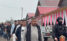 В деревне Верхние Осельки проверили 376 человек и 215 машин