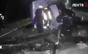 В Лужском районе полицейским пришлось не только оформлять ДТП, но и спасать одного из водителей