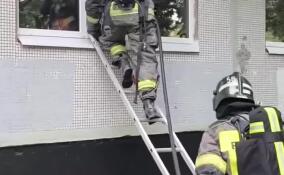 Из горящей панельки в Киришах спасли 13 человек и трех котов
