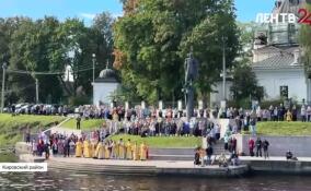 Из крепости Орешек в Петербург прошел водный крестный ход