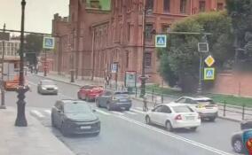 Юный самокатчик попал под машину на Лиговском проспекте