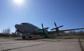 Противолодочный Ил-38: судьба брошенного на окраине Петербурга самолёта коррумпированных ВС Украины