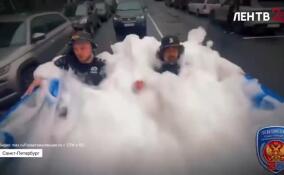 В Петербурге водитель пикапа устроил бассейн прямо в кузове машины