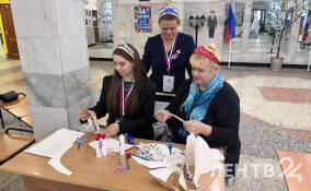 На избирательном участке в Кингисеппе проводят мастер-класс по изготовлению кокошника