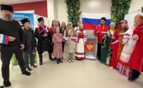 Жители Красного Бора пришли на выборы в нарядах разных народов