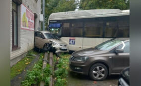 В Сиверском автобус впечатал легковушку в дом