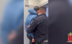 Семерых мигрантов выдворят из России после драки с ножевым ранением на Дыбенко