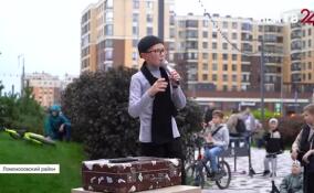 Театр одного актера: школьник из Ленобласти покоряет соседей дворовыми концертами