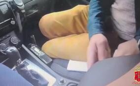 Мигранта задержали за попытку дать взятку инспектору ДПС в Петербурге