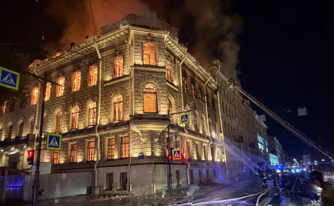 В центре Петербурга полыхает особняк Миллера