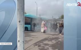 Лазурный автобус загорелся возле центра имени Алмазова