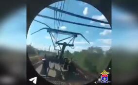 Две юных зацеперши проехали около пяти километров на высокоскоростном поезде до Ижоры