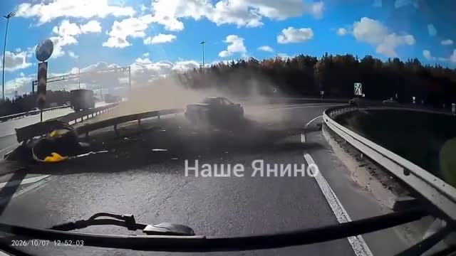 Водитель не вписался в поворот на съезде с КАД во Всеволожском районе