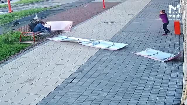 Женщина пострадала из-за упавшего фрагмента кровли в Ленобласти