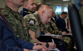 В Ленобласти не планируют сокращать выплаты контрактникам