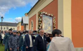 В Тихвине состоялось торжественное перенесение Тихвинской иконы