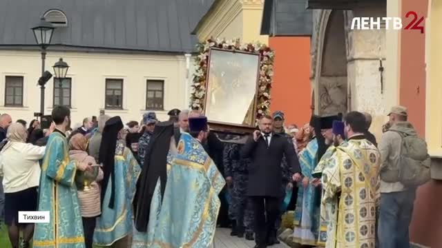 В праздник Покрова Пресвятой Богородицы Тихвинскую икону перенесли в Покровский храм на зимний период