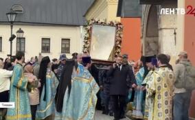 В праздник Покрова Пресвятой Богородицы Тихвинскую икону перенесли в Покровский храм на зимний период