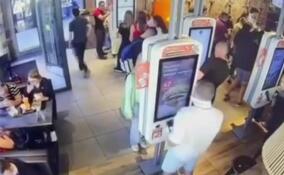 Покупка десяти чизбургеров обернулась уголовным делом для жителя Ленобласти