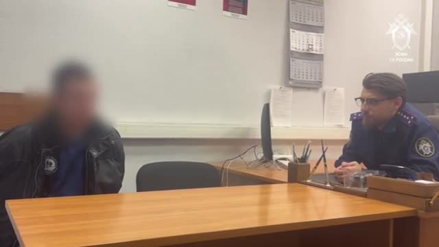 «Убил ударом молотка»: СК показал кадры допроса обвиняемого в убийстве сына и тещи