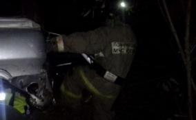 Во Всеволожском районе спасатели вызволили из машины пострадавшего