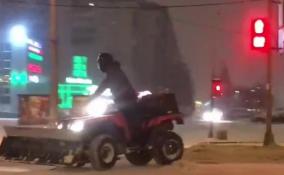 Неизвестный на квадроцикле помог коммунальщикам убрать снег в Петербурге