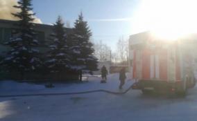В Кировске тушат пожар на производстве деревянных изделий 