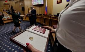 Фоторепортаж о вручении женщинам государственных наград в Доме правительства Ленобласти