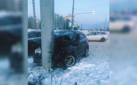 Иномарка врезалась в фонарный столб в Калининском районе Петербурга