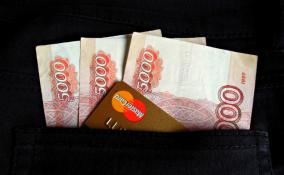 Неизвестный сотрудник банка украл 120 тысяч рублей у пенсионерки в Гатчине