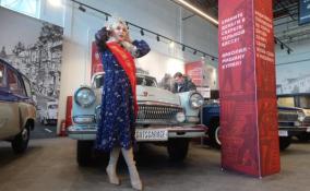 Возле ретро-автомобилей в Outlet Village Пулково позируют победительницы конкурсов красоты