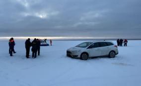 Сотрудники областной аварийно-спасательной службы проверили толщину льда в Новой Ладоге