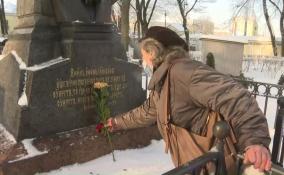 В Некрополе Александро-Невской лавры проходит церемония возложения цветов по случаю дня памяти Фёдора Достоевского