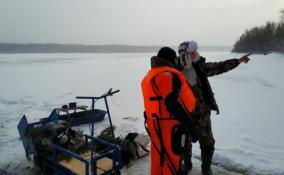 Спасатели помогли троим рыбакам добраться до берега у Лодейного Поля