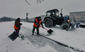 Из-за сильного снегопада дорожные службы Ленобласти работают в усиленном режиме
