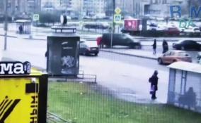 В Петербурге минивэн вылетел на тротуар и сбил девушку