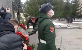 Александр Дрозденко возложил цветы к монументу погибшим воинам бригады в Лебяжье