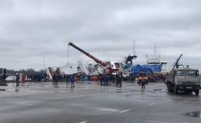 "Люди в воде": на заводе "Пелла" в Отрадном перевернулся корабль