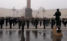 На Дворцовой площади сводный военный оркестр готовится к празднованию Дня Победы