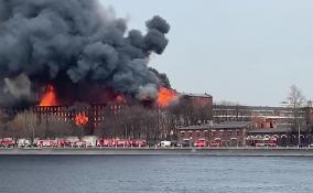 Площадь пожара в Петербурге возросла до 10 тысяч квадратных метров