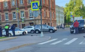 В Петербурге столкнулись «Ленд Крузер» и патрульный автомобиль