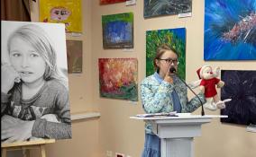 Выставка картин 13-летней художницы с расстройством аутичного спектра проходит в областном Доме дружбы