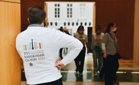 Сотрудники книжного салона на Дворцовой организовали флэшмоб "Танцующий Достоевский"